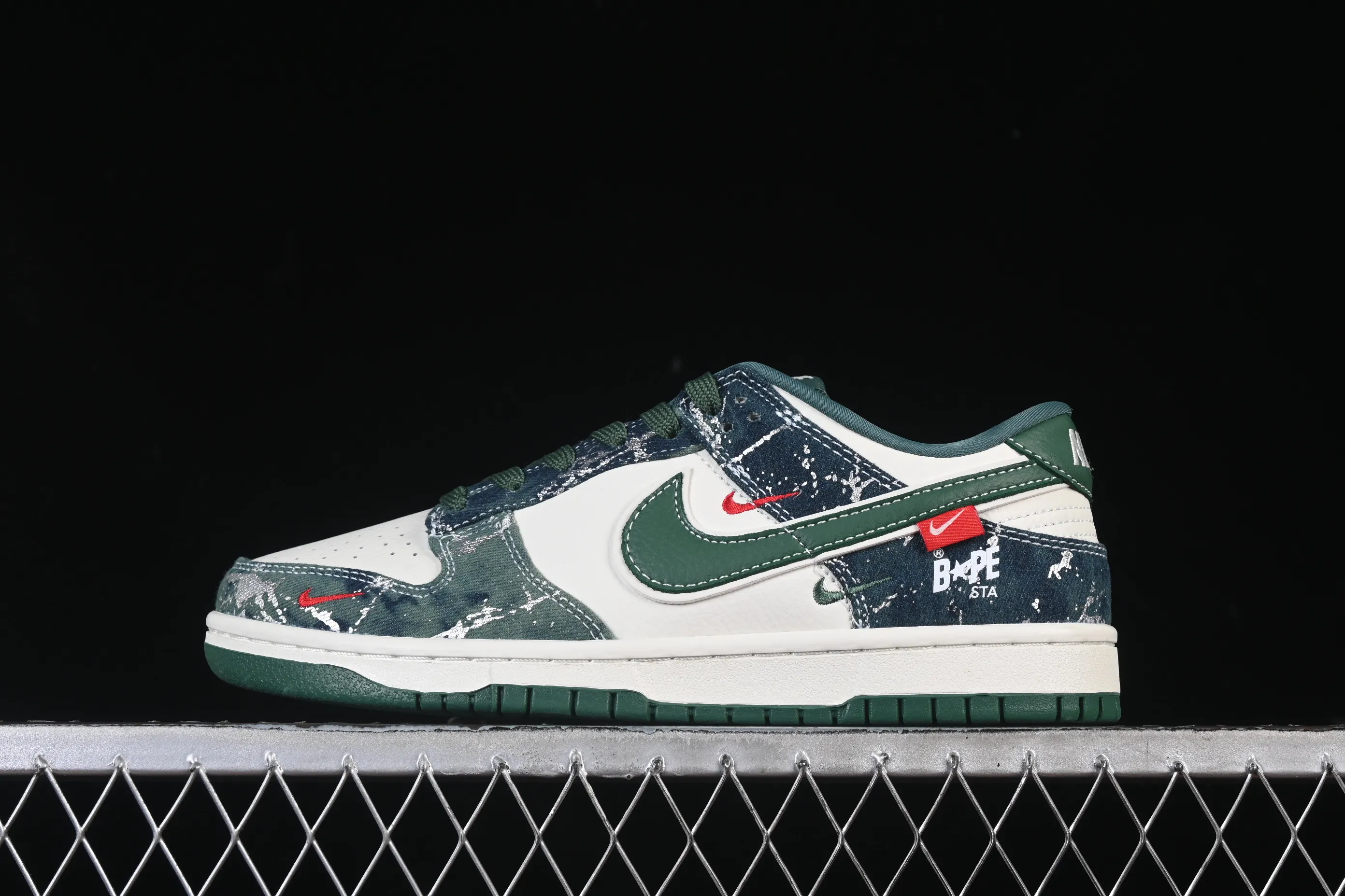 All categories Nk SB Dunk Series Nk SB Dunk Low High-end customized low-top sneakers Nike SB Dunk Low BAPE joint white army green Anniversary high-end customized low-top casual sneakers SC0601-465